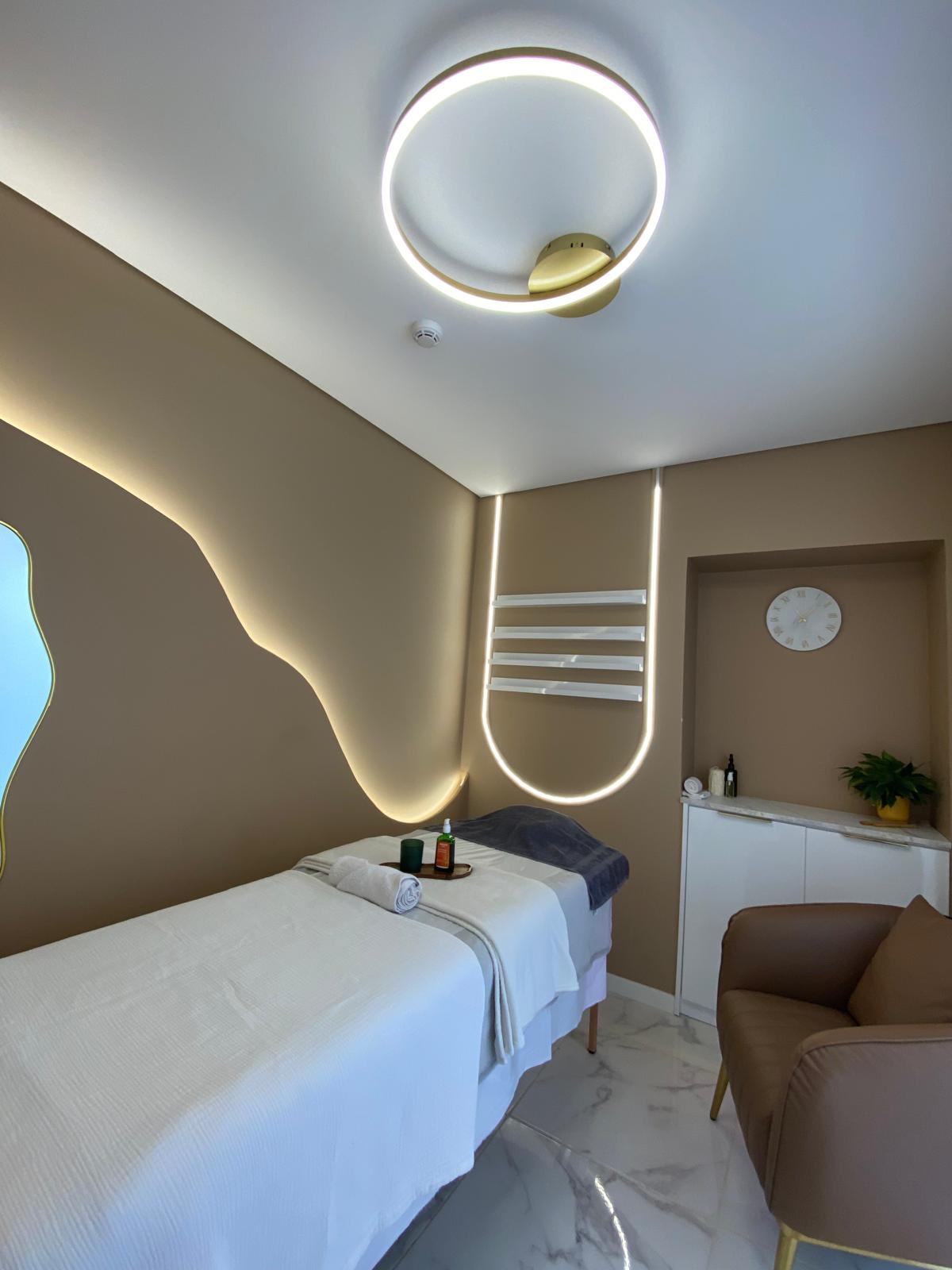 Tratamento de estética facial num ambiente sereno