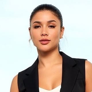 Nathália, esteticista e fundadora da Natcare, em ambiente de trabalho